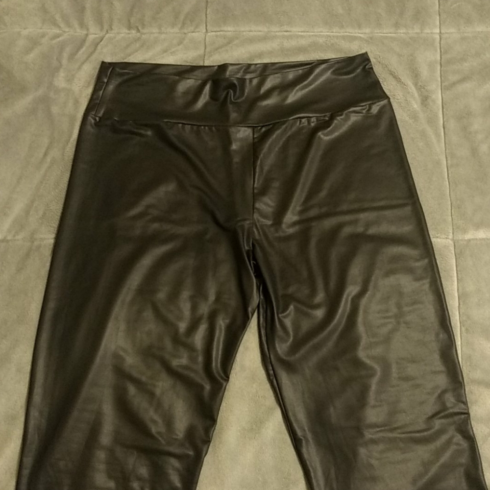 FAUX LEATHER LEGGINGS |